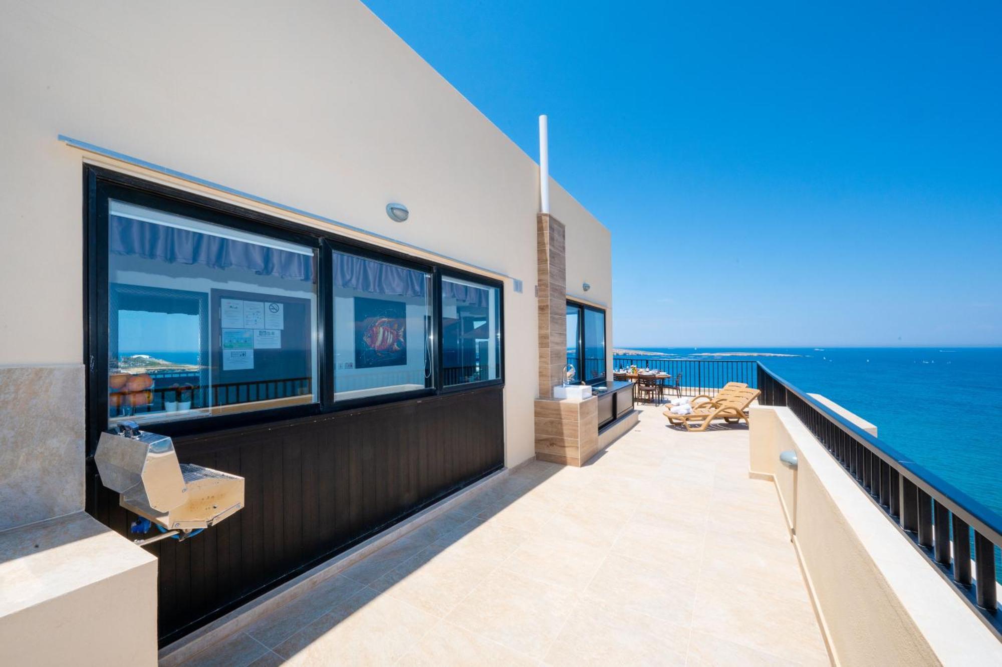세인트폴스베이 Islet Promenade Seafront Penthouse With Breathtaking Seaviews And Private Hot Tub On The Large Terrace By Getawaysmalta 아파트 외부 사진