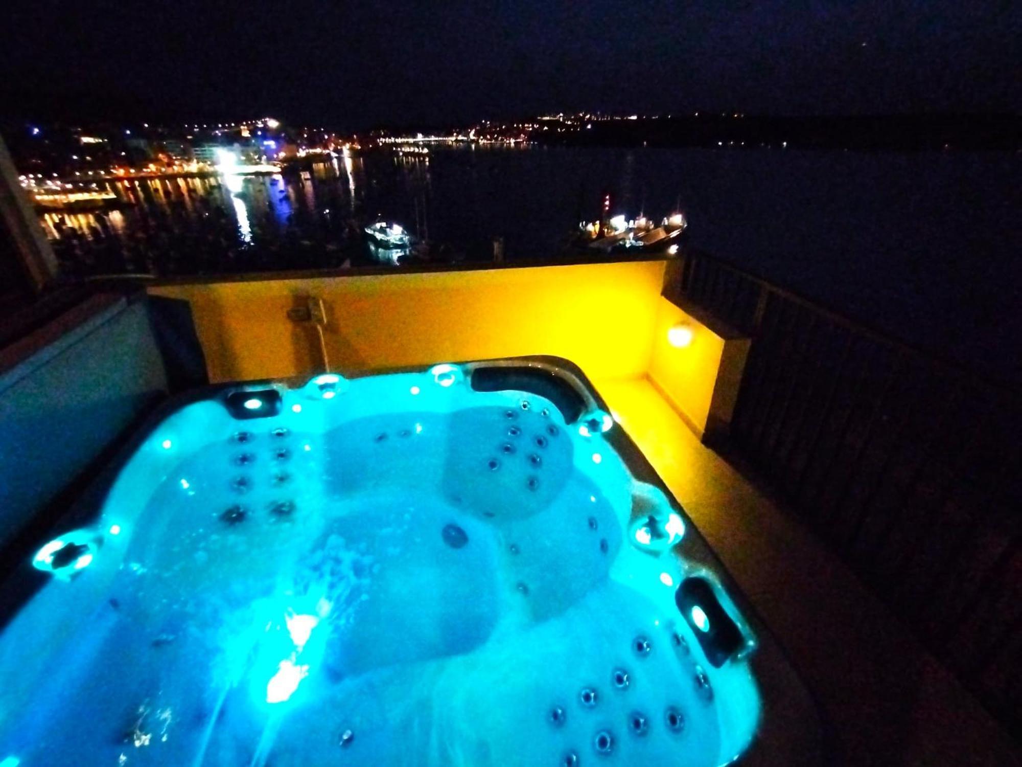 세인트폴스베이 Islet Promenade Seafront Penthouse With Breathtaking Seaviews And Private Hot Tub On The Large Terrace By Getawaysmalta 아파트 외부 사진