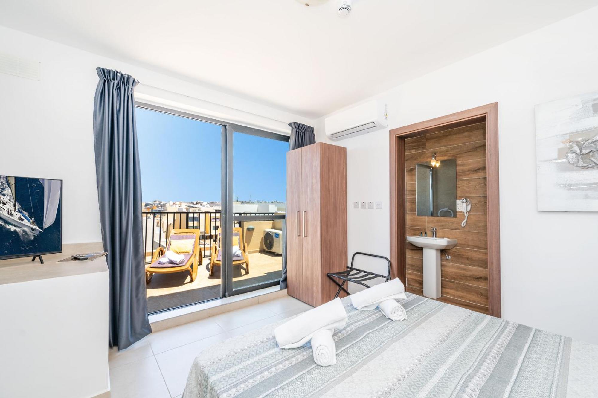 세인트폴스베이 Islet Promenade Seafront Penthouse With Breathtaking Seaviews And Private Hot Tub On The Large Terrace By Getawaysmalta 아파트 외부 사진