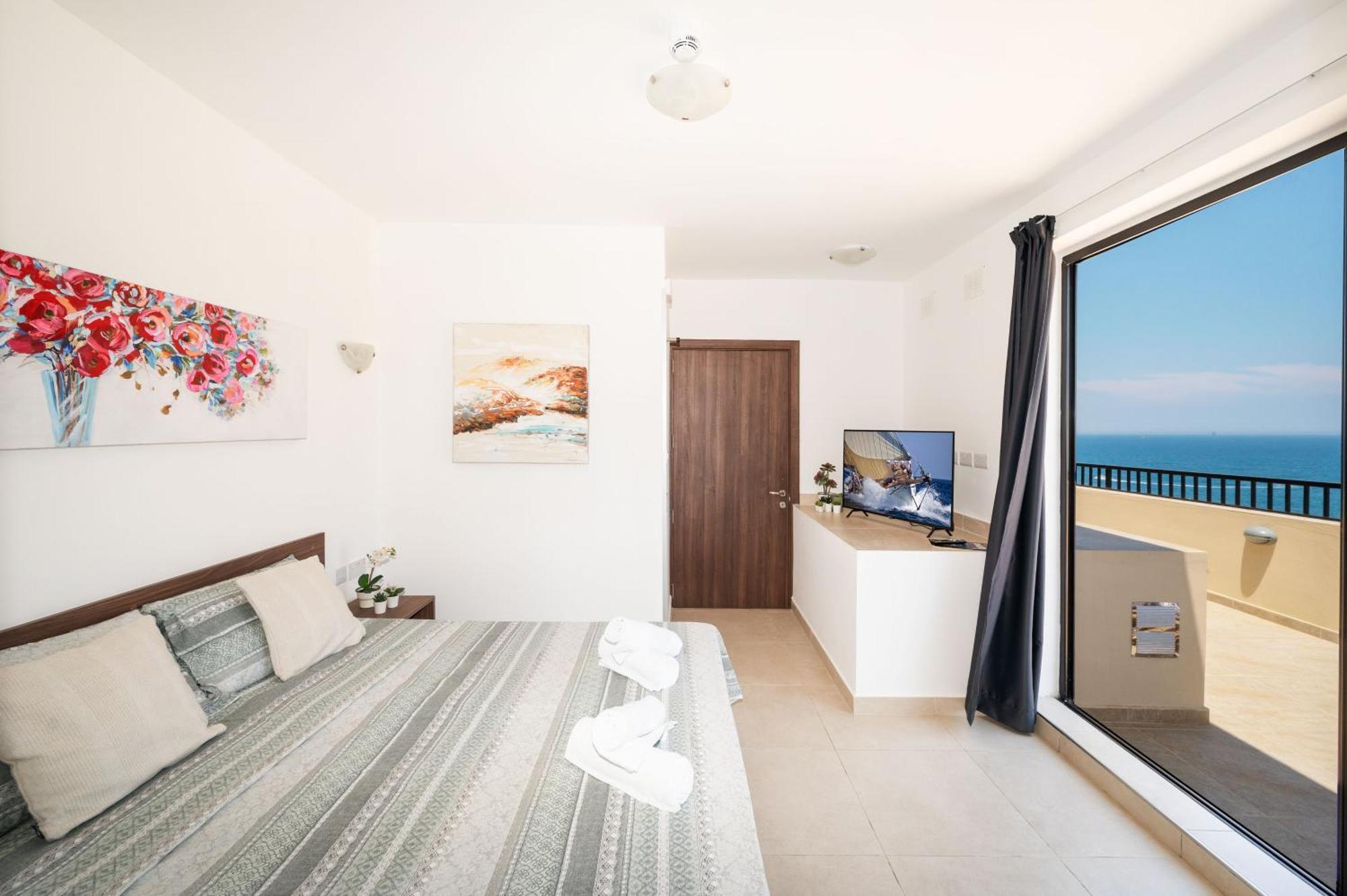 세인트폴스베이 Islet Promenade Seafront Penthouse With Breathtaking Seaviews And Private Hot Tub On The Large Terrace By Getawaysmalta 아파트 외부 사진